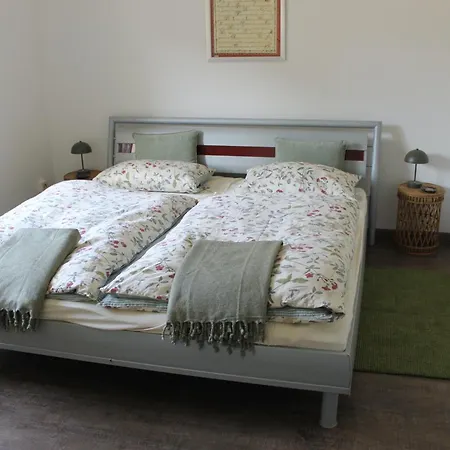 Ferienwohnung Schloss Birnbaum شقة *